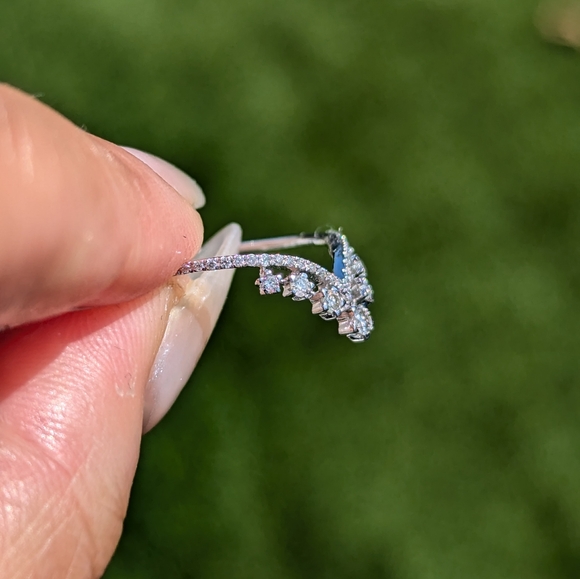 14K White Gold Diamond Crown V Shape Ring - Picture 3 of 8